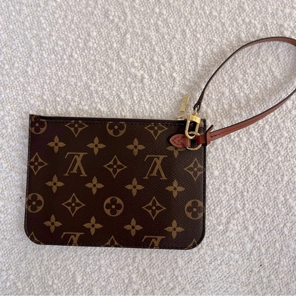 Genuine LOUIS VUITTON NEW monogram wristlet. - Picture 2 of 9